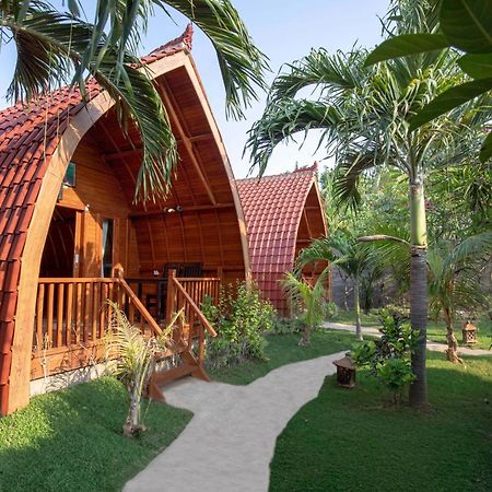 Made Taro - Menjangan Homestay Banyuwedang Dış mekan fotoğraf