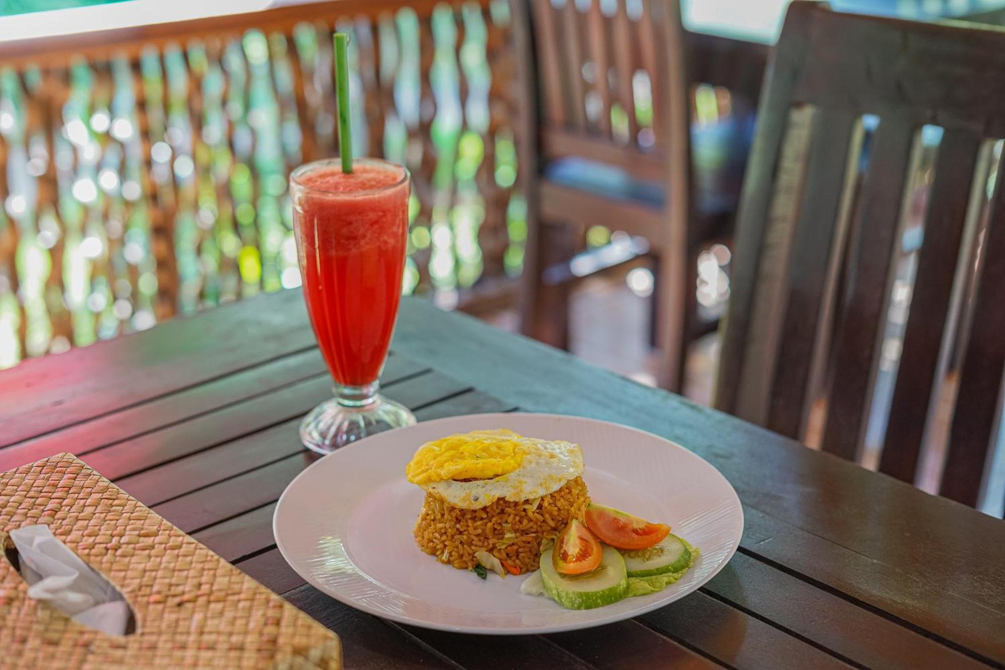 Made Taro - Menjangan Homestay Banyuwedang Dış mekan fotoğraf