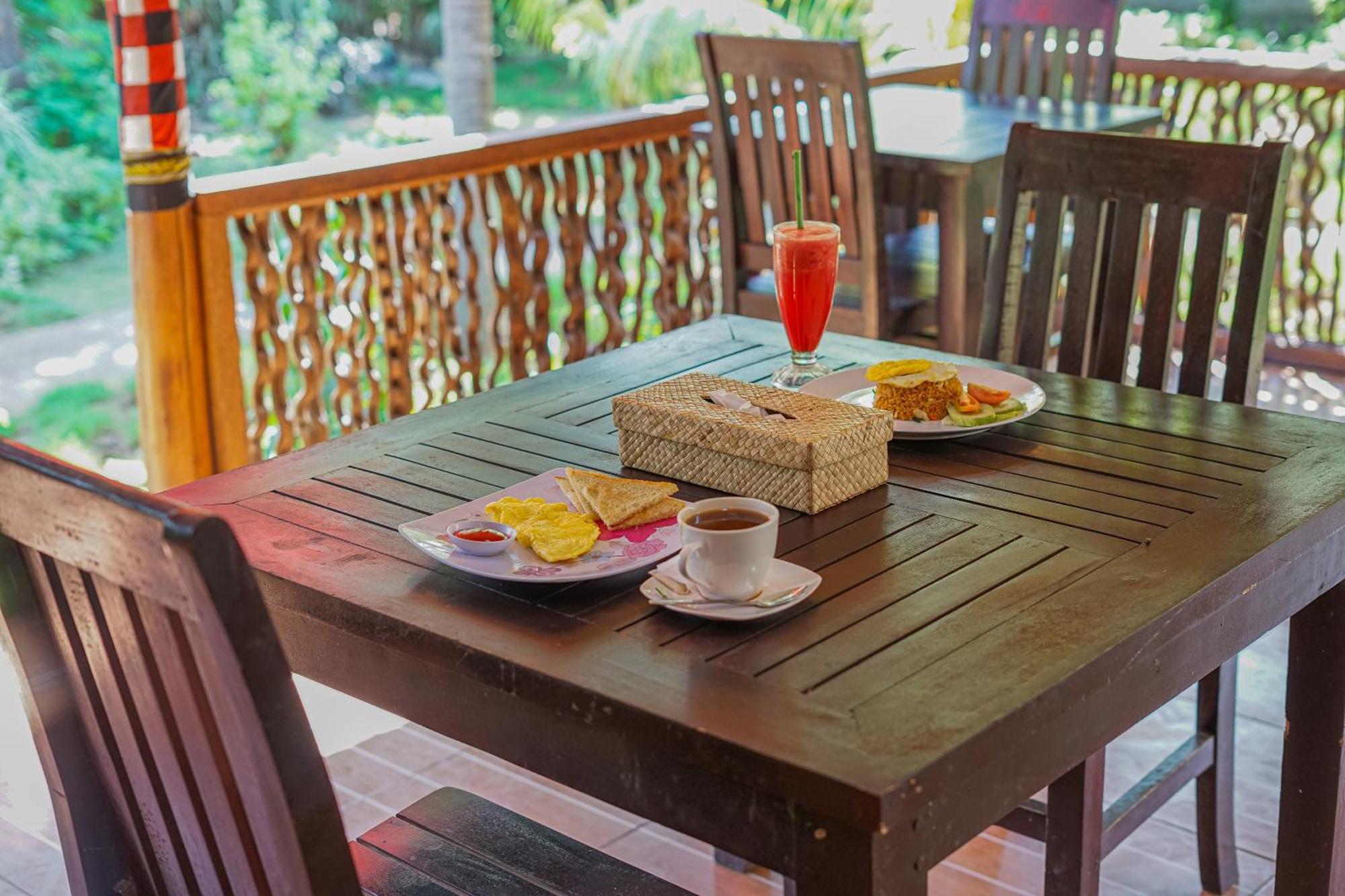 Made Taro - Menjangan Homestay Banyuwedang Dış mekan fotoğraf