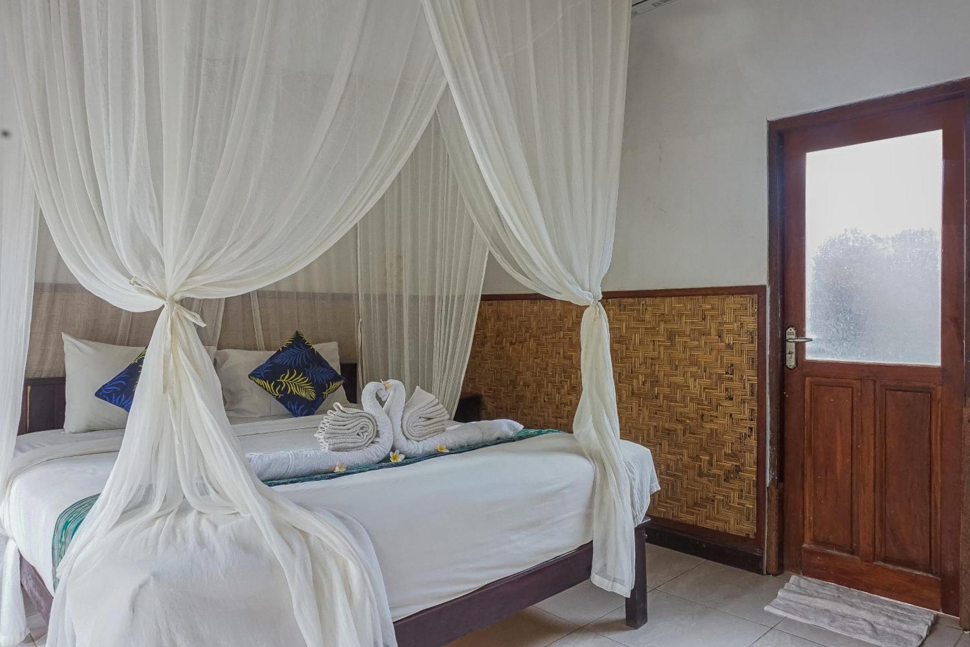 Made Taro - Menjangan Homestay Banyuwedang Dış mekan fotoğraf