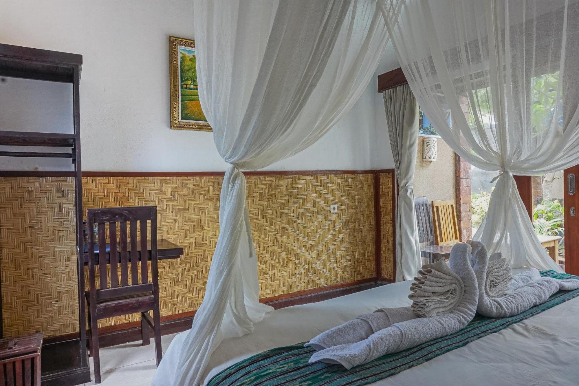 Made Taro - Menjangan Homestay Banyuwedang Dış mekan fotoğraf