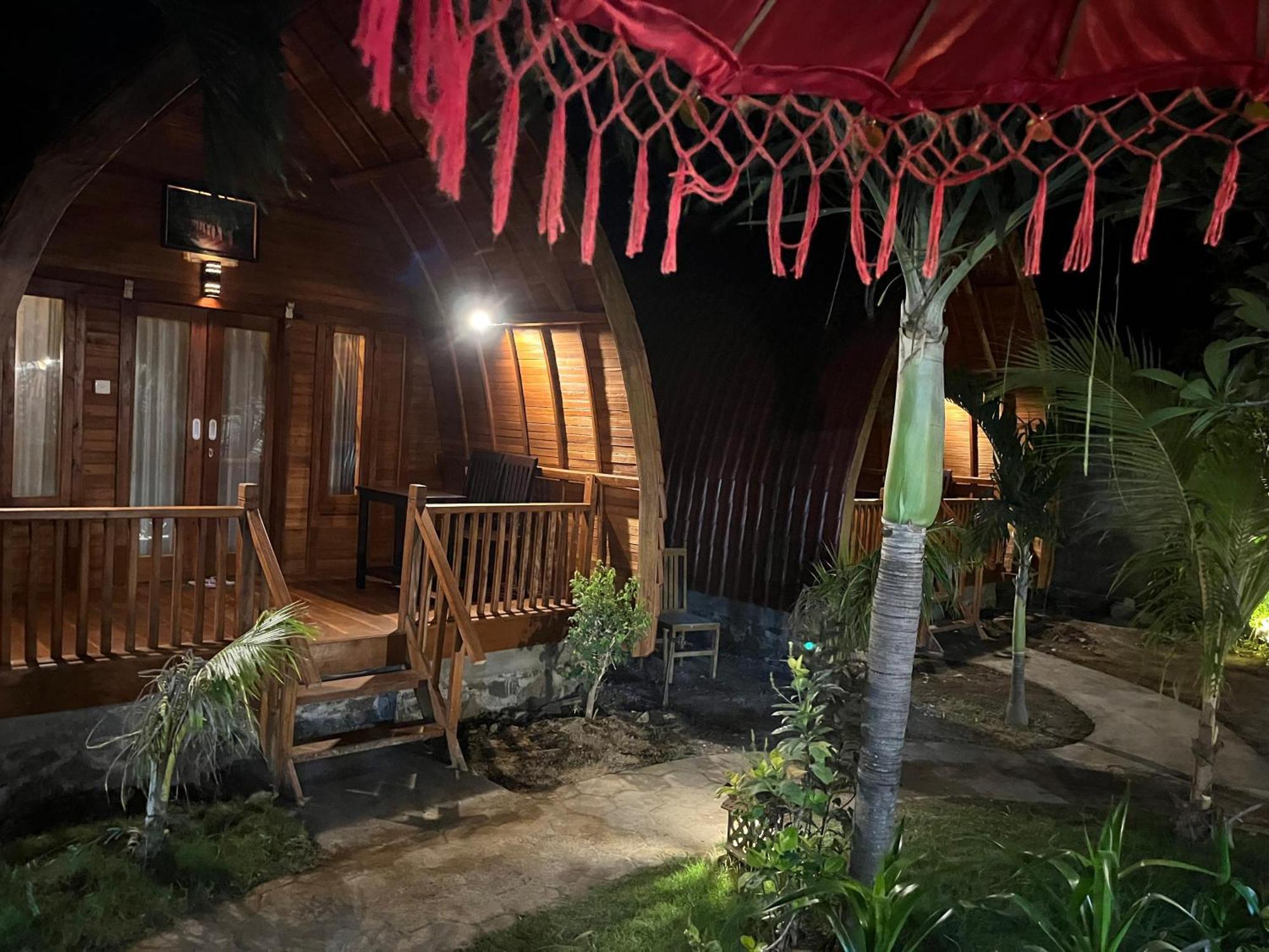 Made Taro - Menjangan Homestay Banyuwedang Dış mekan fotoğraf
