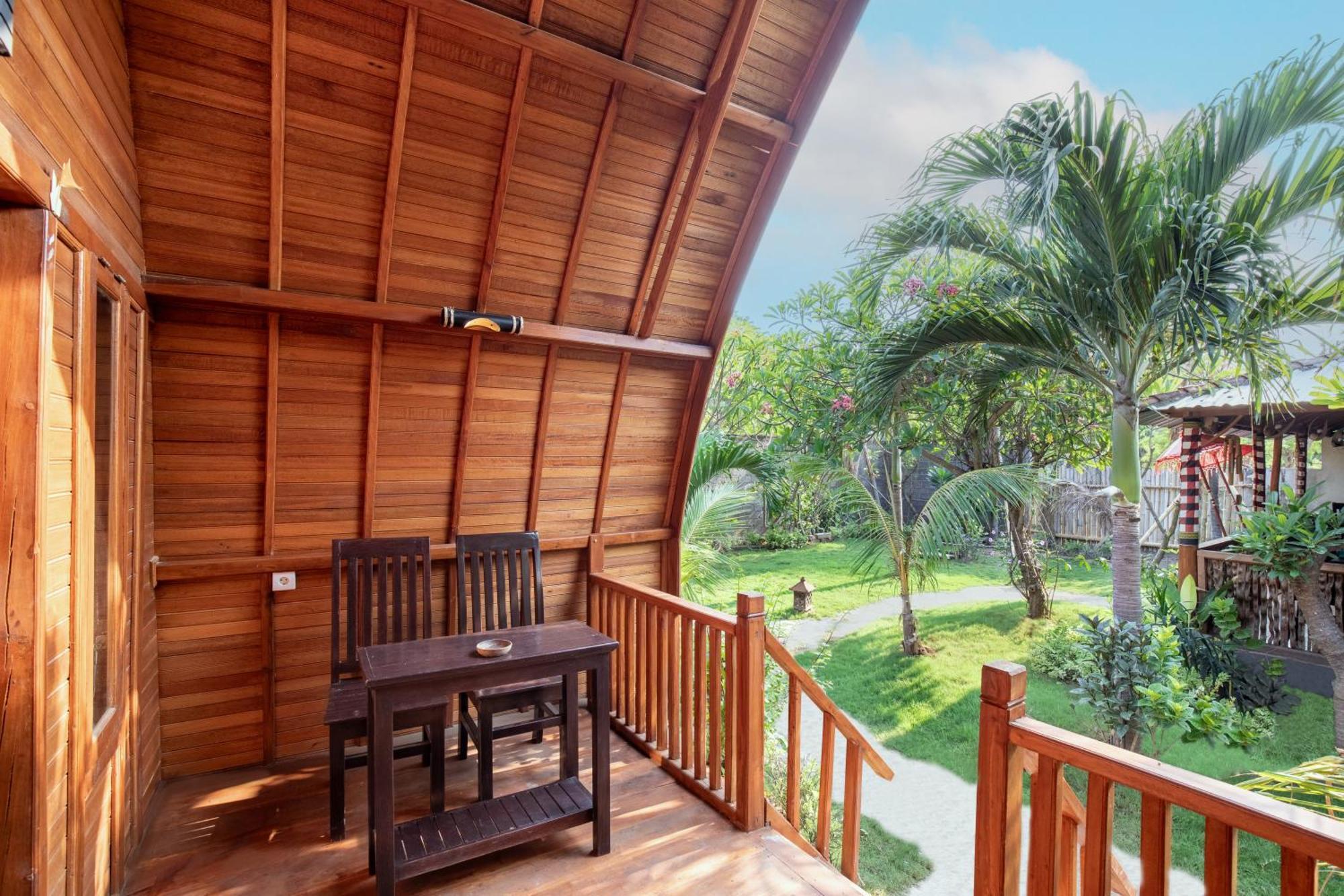 Made Taro - Menjangan Homestay Banyuwedang Dış mekan fotoğraf