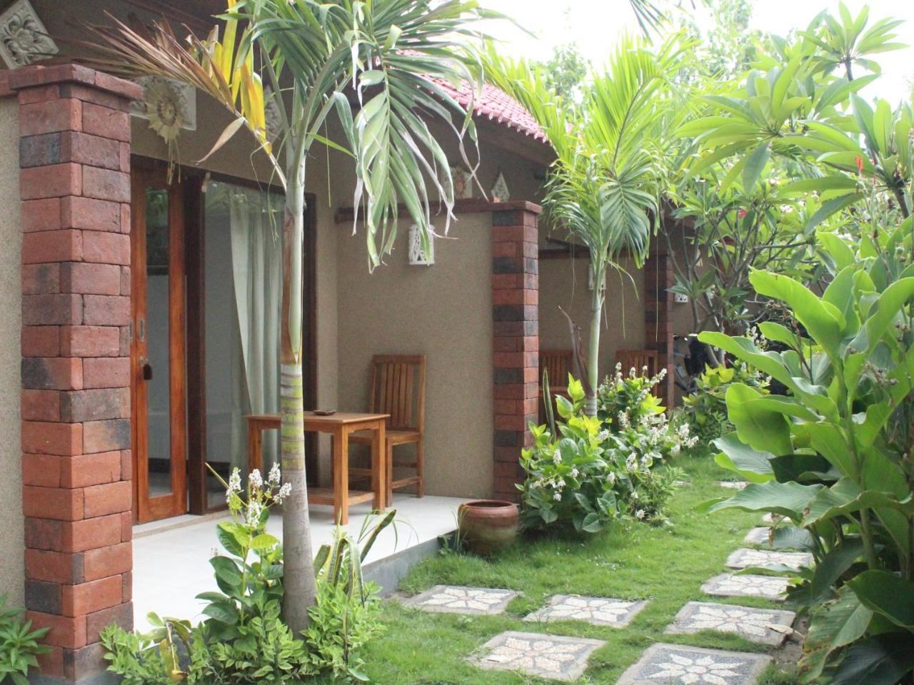 Made Taro - Menjangan Homestay Banyuwedang Dış mekan fotoğraf