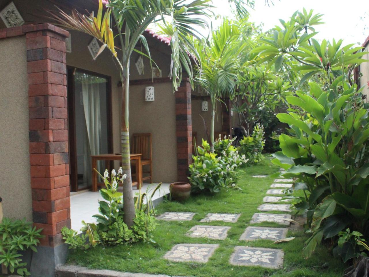Made Taro - Menjangan Homestay Banyuwedang Dış mekan fotoğraf