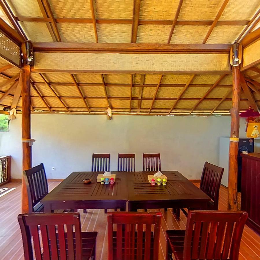 Made Taro - Menjangan Homestay Banyuwedang Dış mekan fotoğraf