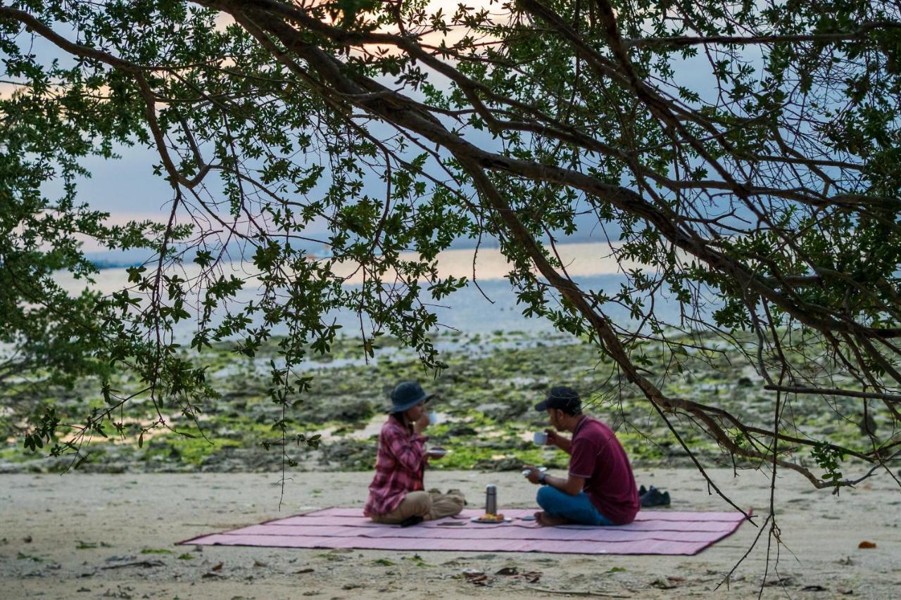 Made Taro - Menjangan Homestay Banyuwedang Dış mekan fotoğraf