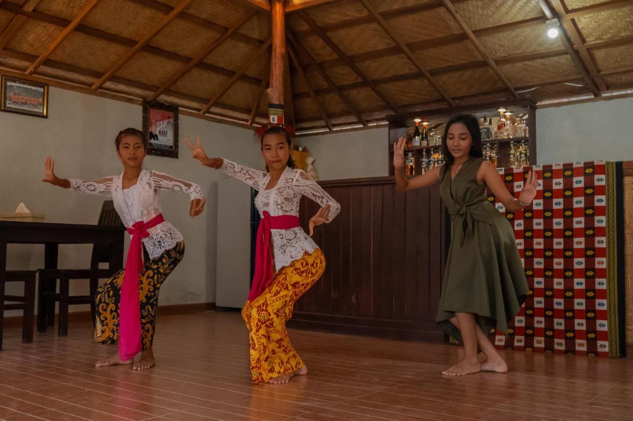 Made Taro - Menjangan Homestay Banyuwedang Dış mekan fotoğraf